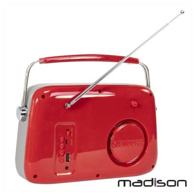 Rádio portátil vermelho e branco com antena de metal, botão SUBWOOFER e marca madison