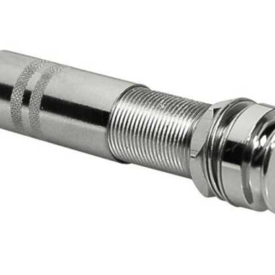 Conector metálico prateado para cabo de guitarra ou áudio com partes roscadas