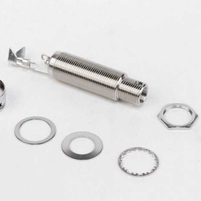 Peças metálicas prateadas incluindo mola, porcas e anilhas sobre fundo branco.