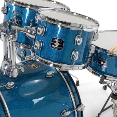 Bateria musical azul metálica com ferragens cromadas e baquetas