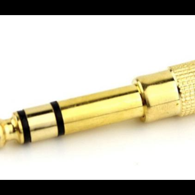 Conector áudio jack 6,35 mm dourado metálico com duas faixas pretas.