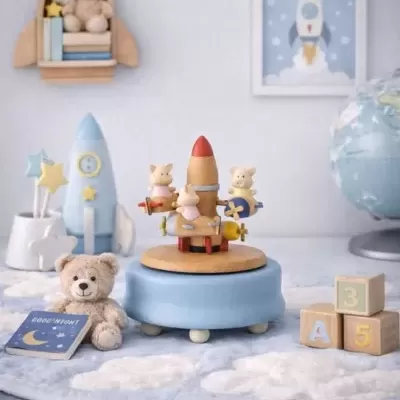 Brinquedos infantis em madeira e tecido sobre móvel azul com tapete claro e decoração espacial