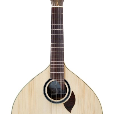 Bandolim em madeira clara com cordas de metal e decorativo em forma de folha.