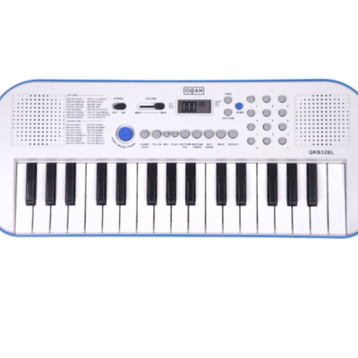 Teclado electrónico branco e azul com teclas e botões