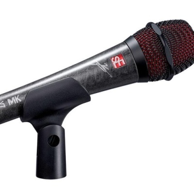 Microfone dinâmico preto com malha vermelha e suporte preto