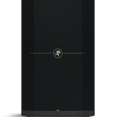 Coluna de som preta com grelha metálica e logótipo verde e branco ao centro