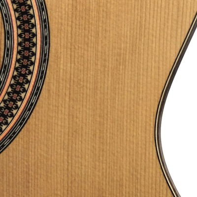 Parte de guitarra acústica com decoração na roseta do orifício