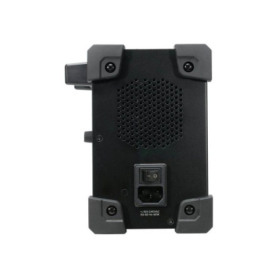 Equipamento eletrónico preto com ventoinha e interruptor