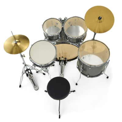 Bateria de percussão cinza metálico com pratos dourados, banco preto e dois pedais.