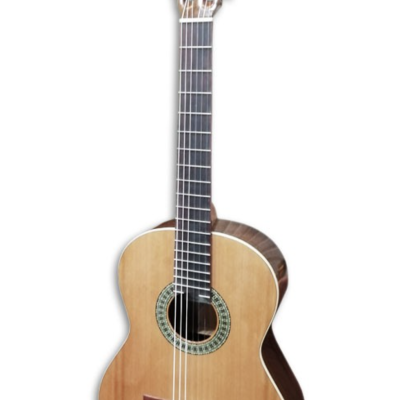 Guitarra clássica em madeira clara e escura com seis cordas