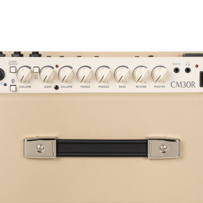 Amplificador de guitarra CM30R bege com painel branco e botões brancos.