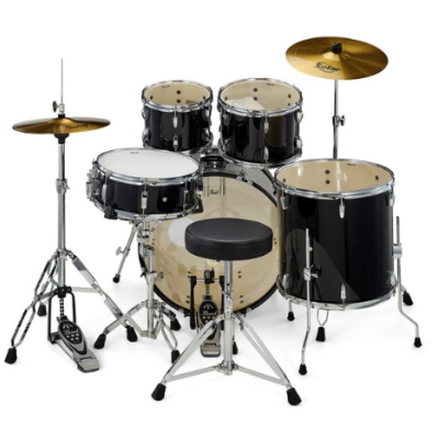 Conjunto de bateria preta com pratos dourados e banco redondo preto