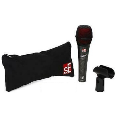 Microfone preto e vermelho com suporte e bolsa preta com etiqueta sE