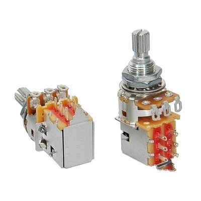 Dois potenciômetros em metal e plástico com terminais eixos canelados em fundo branco