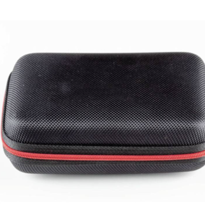 Estojo rígido preto com fecho vermelho sobre fundo branco