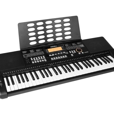 Teclado musical preto com 61 teclas e painel digital