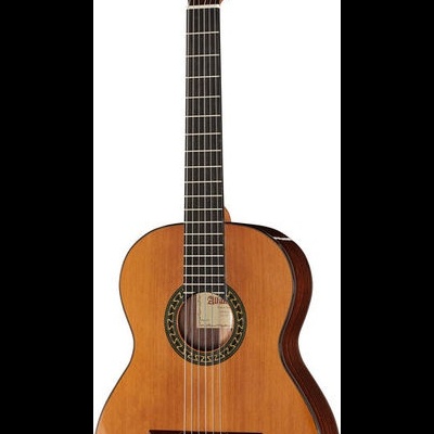 Guitarra clássica acústica com corpo em madeira castanha e seis cordas