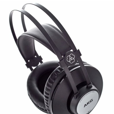 Auscultadores AKG pretos com espumas nas orelhas e arco duplo