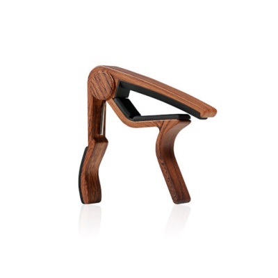 Capotraste para guitarra em madeira castanha com partes acolchoadas pretas