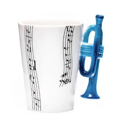 Caneca branca com pauta musical e pega azul em forma de trompete