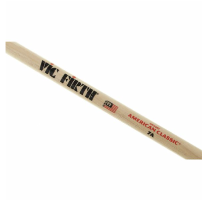 Pau de bateria VIC FIRTH American Classic 7A em madeira com textos e bandeira americana