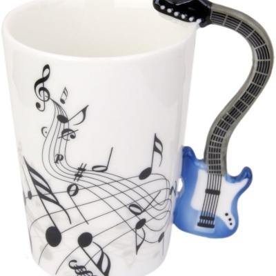 Caneca branca com notas musicais e pega em forma de guitarra azul