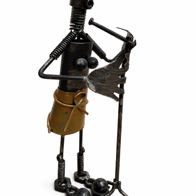 Estatueta metálica de mulher a cantar com saia bronzeada e microfone