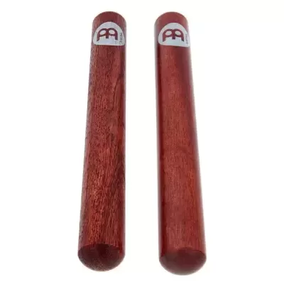 Duas baquetas de madeira vermelhas com logotipo MA branco e vermelho