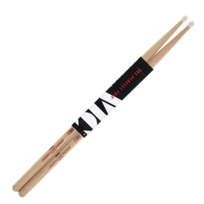 Par de baquetas de madeira clara com pontas brancas e embalagem preta com texto.