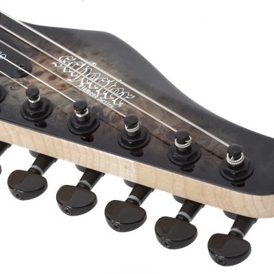 Cabeça de guitarra elétrica preta com tarraxas pretas e texto Charvel