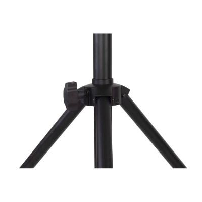 Tripé metálico preto com mecanismo de ajuste e três pernas