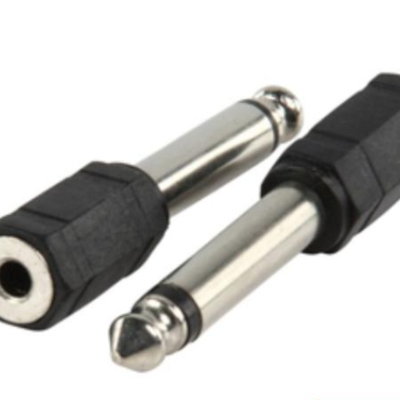 dois adaptadores de áudio metálicos com cabo preto