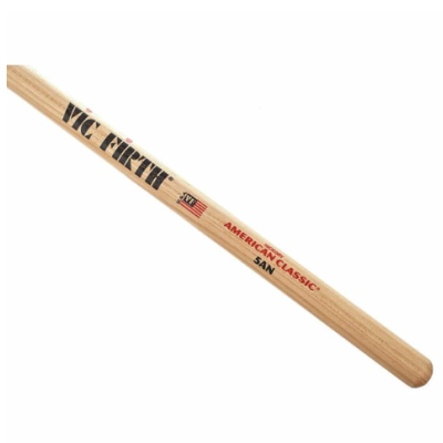 Palheta de bateria VIC FIRTH de madeira clara com inscrições e bandeira dos EUA