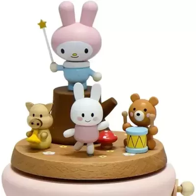 Figura musical em madeira com coelhos, porco e urso coloridos sobre base redonda