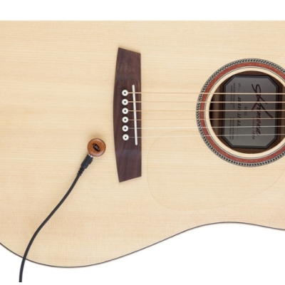 Guitarra acústica de madeira clara com ponte escura e cabo preto ligado