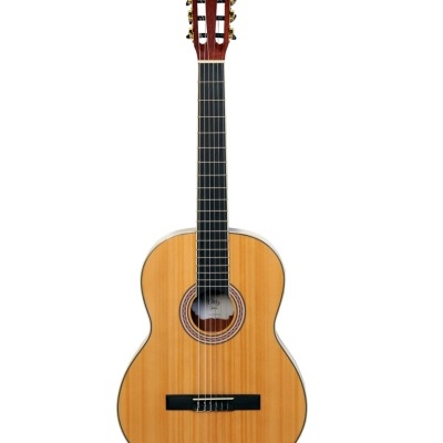 Guitarra clássica de madeira com seis cordas em fundo branco