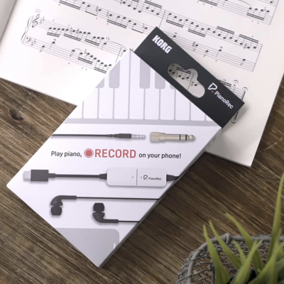 Embalagem branca KORG para acessório de piano digital com texto e imagens do dispositivo e auscultadores