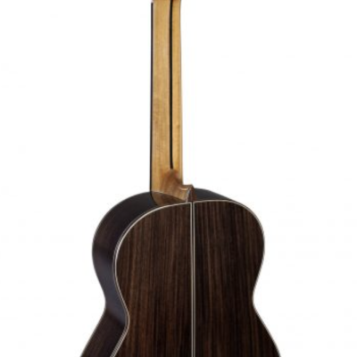 Guitarra clássica vista de trás com corpo em madeira escura