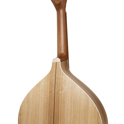 Parte traseira de instrumento musical em madeira clara e pescoço em madeira escura com cravelhas metálicas