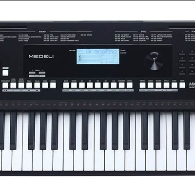 Teclado musical PREMERIA MK-100 preto com 61 teclas e painel com botões e visor LCD