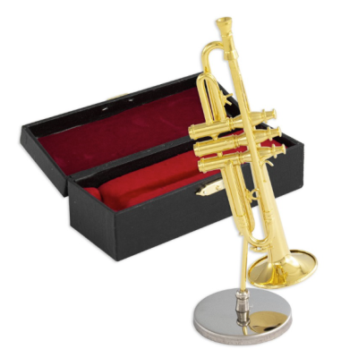 Miniatura de trompete dourado em suporte metálico com estojo preto aberto