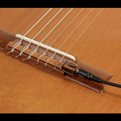 Guitarra acústica castanha clara com captador TKO e cabo preto