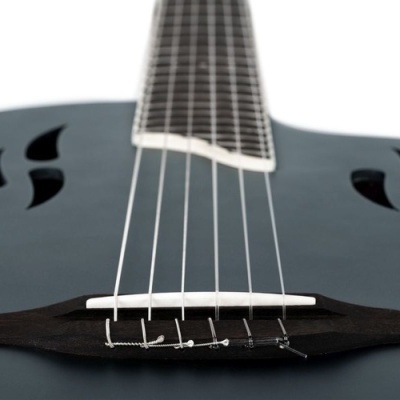 Guitarra acústica preta com tampo liso e aberturas em forma de chamas