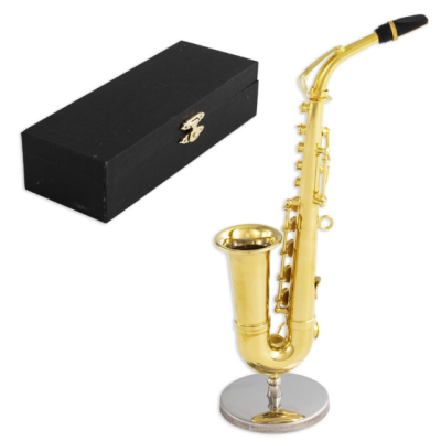 Saxofone dourado com base prateada ao lado de caixa preta isolados em fundo branco