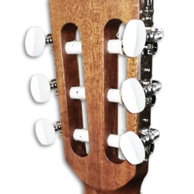 Cabeçote de guitarra clássica em madeira com tarraxas cromadas e botões brancos
