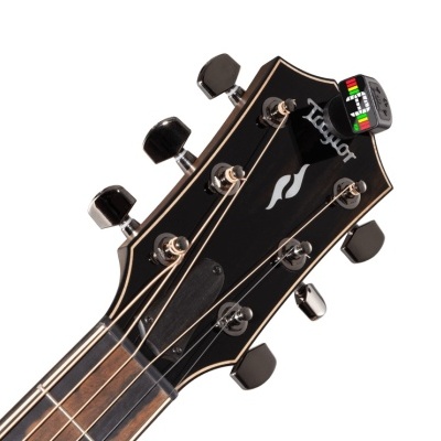 Cabeça de guitarra acústica preta com cravelhas cromadas e sintonizador digital