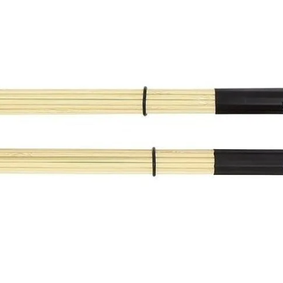 Par de baquetas de madeira clara com pontas pretas e escrita