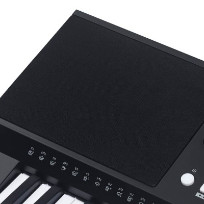 Teclado musical preto com teclas e botões e área texturizada preta