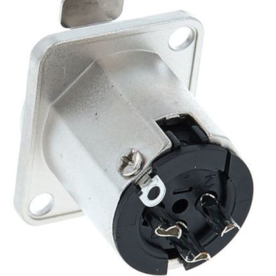 Conector XLR metálico prateado e preto com três pinos e base quadrada