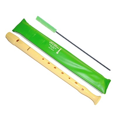 Flauta doce escolar branca com bolsa verde e acessório de limpeza.